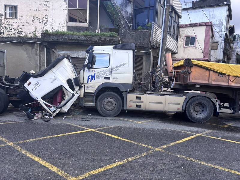 失控衝對向!濱海公路2砂石車對撞 駕駛腿骨折受困獲救