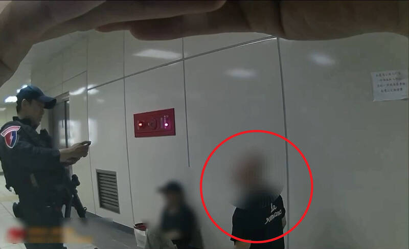 國慶晚會特警板橋車站維安!巡邏赫見通緝犯席地坐當場逮捕