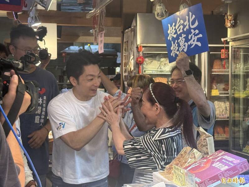 蔣萬安掃士東市場喜收「台北安可」手繪圖 與「洋流」支持者擦身而過