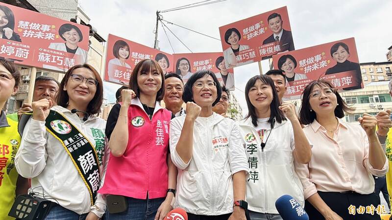 民眾送蒜苗喊「全家都挺妳」 蘇巧慧提「三重2.0」允諾增建聯醫第三醫療大樓