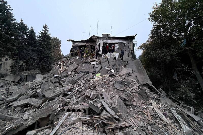 乌克兰东南部城市札波罗热10日凌晨遭到俄罗斯攻击，至少7人死亡。（法新社）
