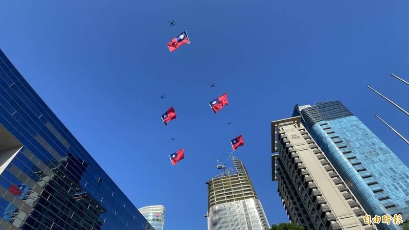 台中雙十升旗首見無人機展旗 何欣純、江啟臣無人載具政見曝