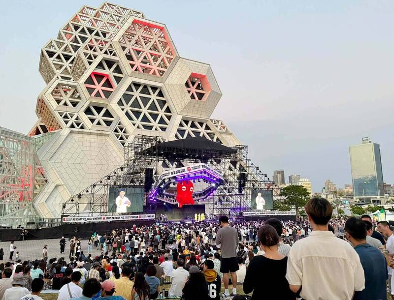 輕軌沿線滿載節拍 高雄出現4公里「音樂港灣」