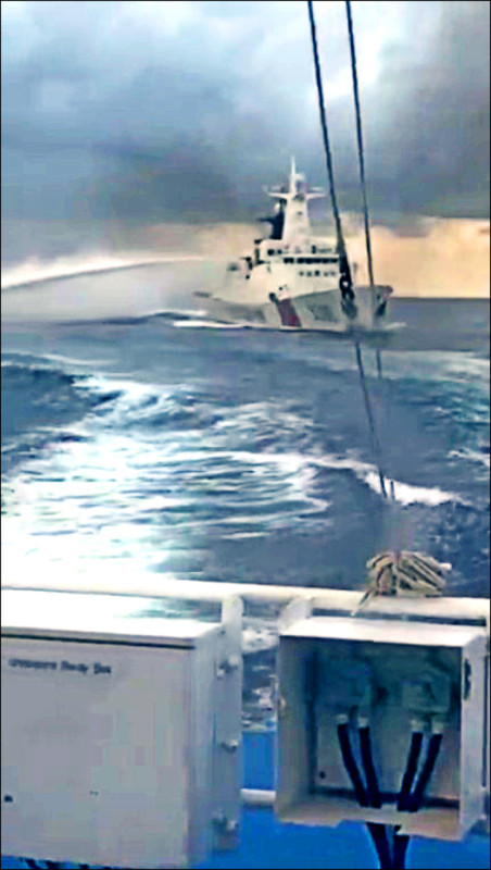 中國海警船對前往仁愛暗沙附近海域轉運「馬德雷山號」傷者的菲律賓海岸巡防隊四四〇九號船發射水砲。（取自網路）