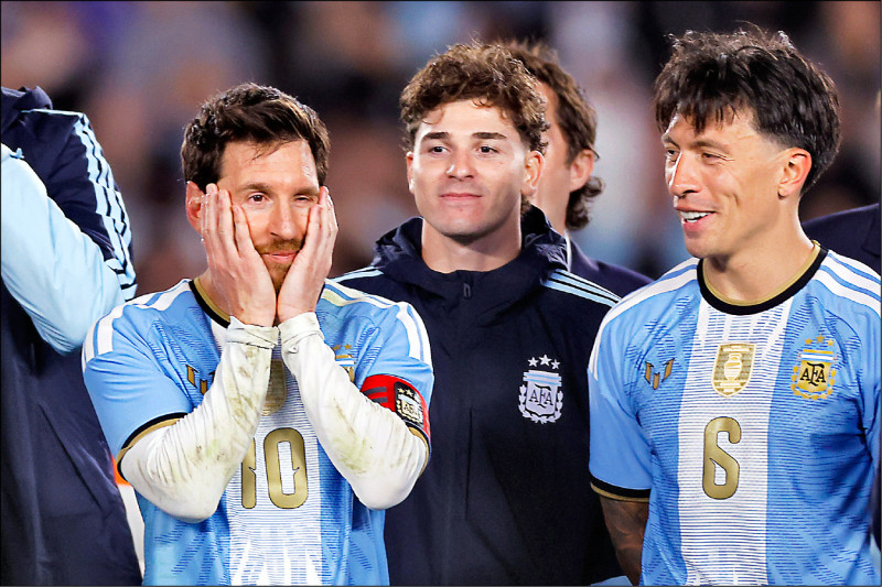 中英對照讀新聞》Argentina bids Messi farewell in final national team match, ending an era阿根廷結束梅西時代 在國家隊最終戰後向他道別