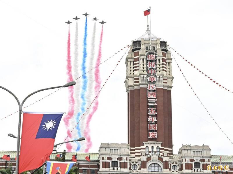 國慶直擊!黑鷹低飛凱道吊掛救援 雷虎彩煙破空震撼全場