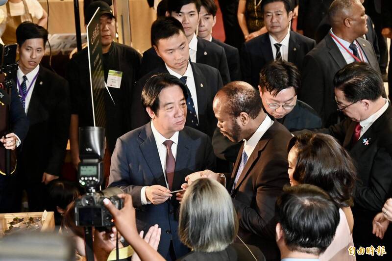 國慶酒會九天、泰雅原舞首合體 史王頻向賴總統提問