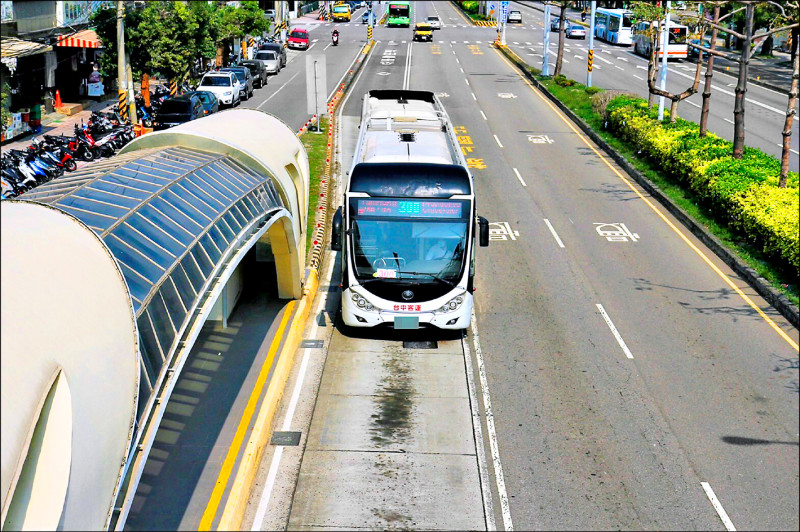 乘客招手公車拒開門 台中市府:未離站前應載客