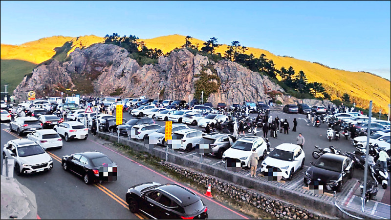 看日出違停多 雙十連假合歡山慘成大型停車場