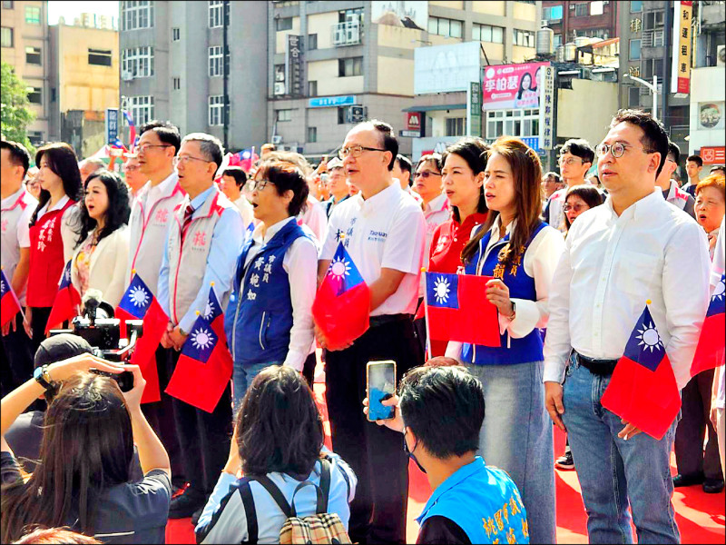 桃市雙十升旗 黃世杰、張善政零互動