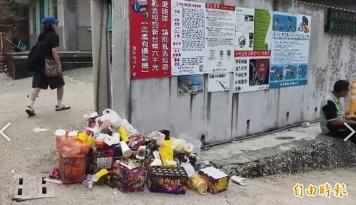 小琉球人多垃圾也多 地標旁遭亂丟鄉民怨「衛生觀念留在家?」