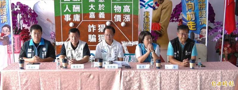 張啓楷（中）今天上午召開向賴清德總統、民進黨嘉市長參選人王美惠提出新三問記者會。（記者丁偉杰攝）