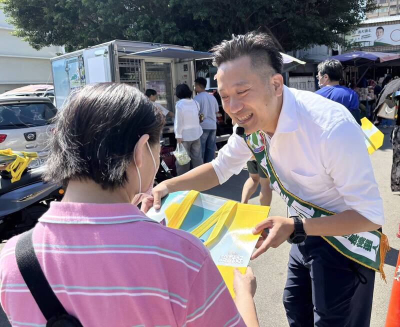 曾聖凱競選小物吸人氣 金曲設計團隊操刀的購物袋環保又時尚