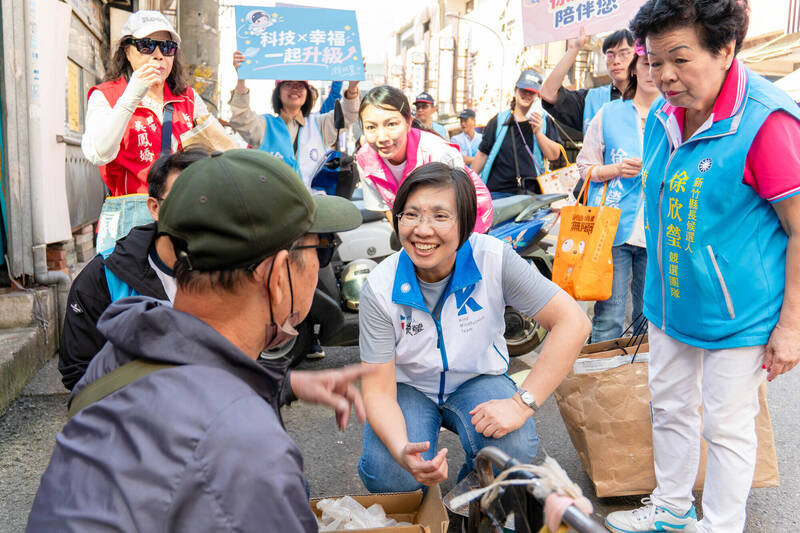 徐欣瑩返鄉新豐掃街 在地藍軍陪同、鄉親熱情力挺