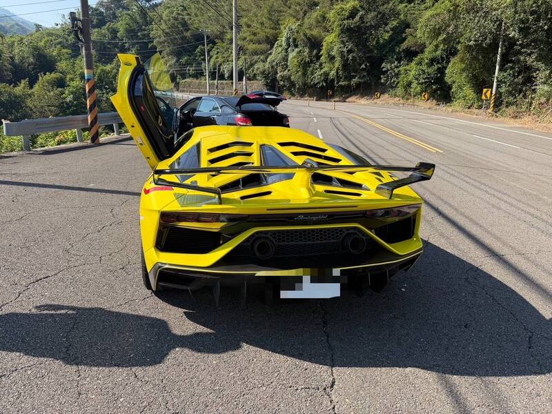 千萬超跑被擊落! 79歲老翁外側車道左轉 撞上藍寶堅尼