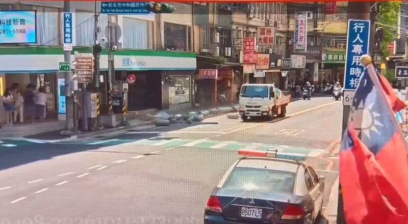 小貨車滿載瓦斯桶沒綁好 過彎10多桶散一地還噴出氣體