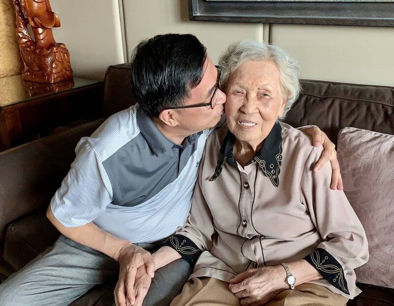 曬偷初吻母臉頰羞笑照 76歲陳水扁農曆生日憶慈母恩