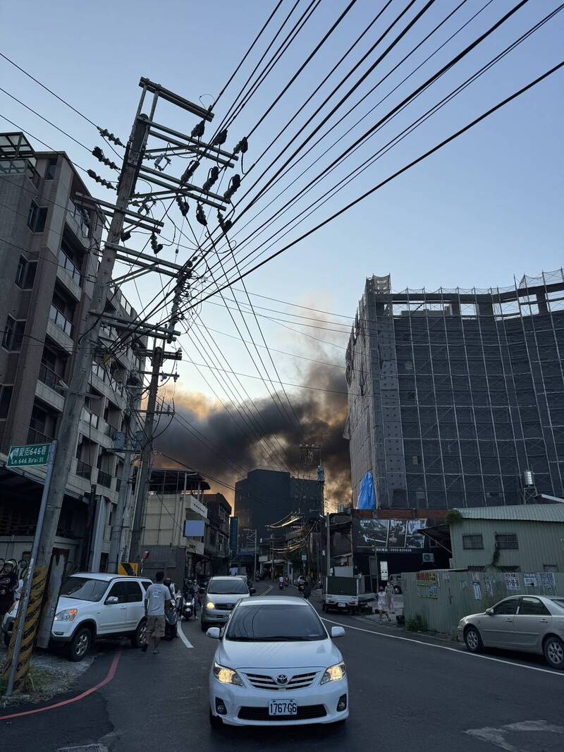 優鼎科技竹北廠發生工廠火警，造成嚴重空氣污染。（新竹縣消防局提供）