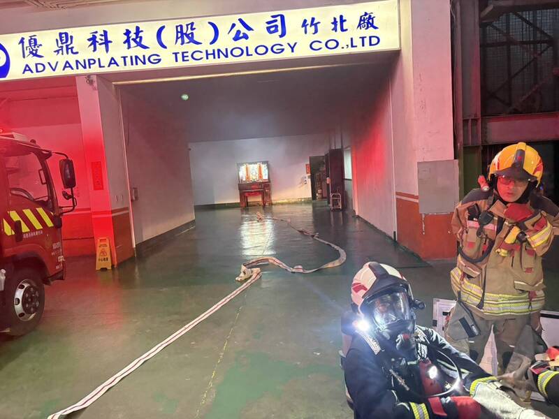 新竹縣消防局人員正佈設水線全力灌救中。火警原因尚待後續調查。（新竹縣消防局提供）