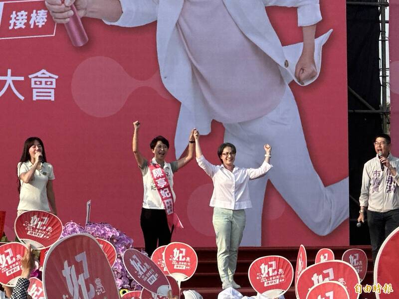 副總統蕭美琴（右）為台南市長參選人陳亭妃站台。（記者劉婉君攝）