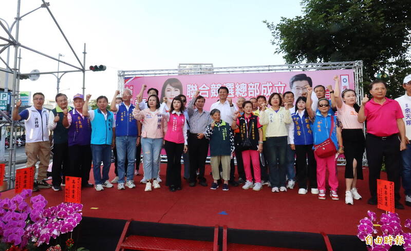 國民黨南市中西、北區議員參選人童小芸今天舉行競總成立大會，市長參選人謝龍介站台力挺。（記者王姝琇攝）