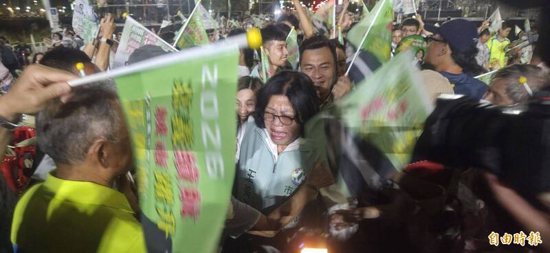 王美惠入場時，受到支持者夾道歡迎，讓王感動落淚。（記者丁偉杰攝）