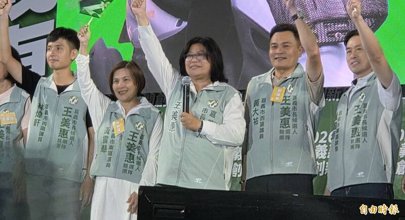 王美惠（中）說，「嘉市我的家」，我最了解長者、年輕人需要什麼，若當選市長會不分藍綠，成為全民市長。（記者丁偉杰攝）