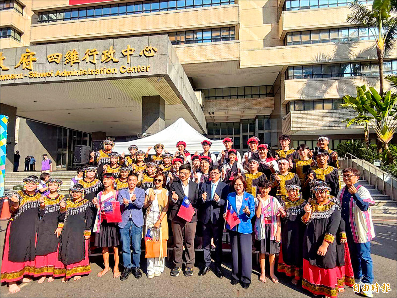 雙十升旗 賴瑞隆︰努力接棒建設高雄