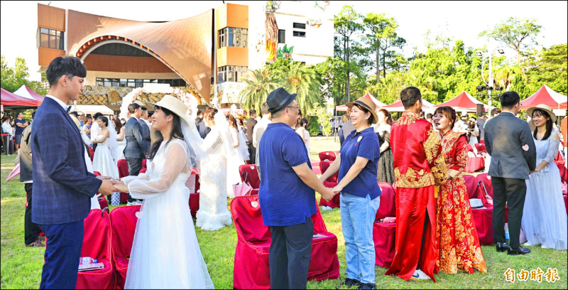 台南聯合婚禮 50對新人遊百年運河
