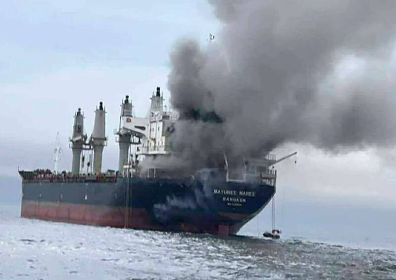 荷姆茲海峽引爆水雷危機!超級油輪暗夜觸雷遭大火吞噬