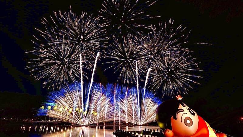 竹市青草湖秋焰祭 《蠟筆小新》巨型氣偶亮相、煙火點亮夜空