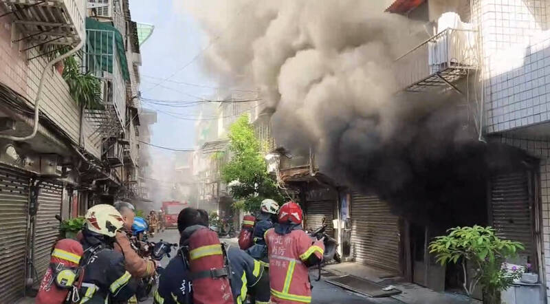 新莊透天厝火災竄濃煙 孝子顧九旬老父雙雙獲救