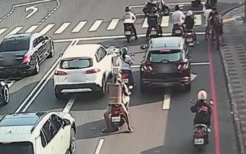 台南阿伯反坐機車抱大金爐 警判觸法