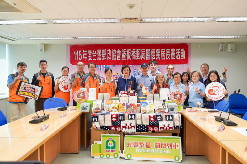 板橋郵局攜手台灣郵政協會在新北市府舉辦物資捐贈儀式，前右5、右4為獨居長者代表劉爺爺及陳奶奶。（圖由新北市社會局提供）