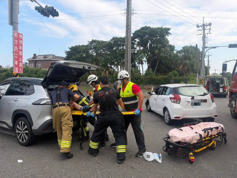 宜蘭礁溪休旅車與轎車相撞 3人受傷送醫