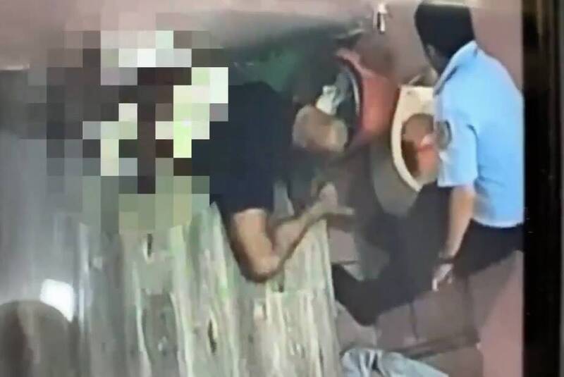 管理員在獨居房內用馬桶水潑醒陳男。（記者吳昇儒翻攝）