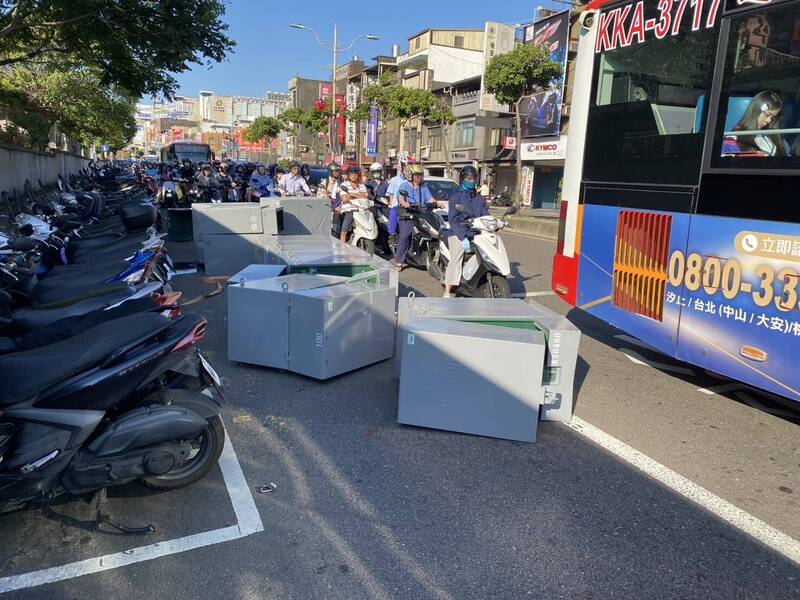 急煞力道猛!中壢台1線拖車綑繩瞬間斷 變電箱滾落車道可罰1萬8