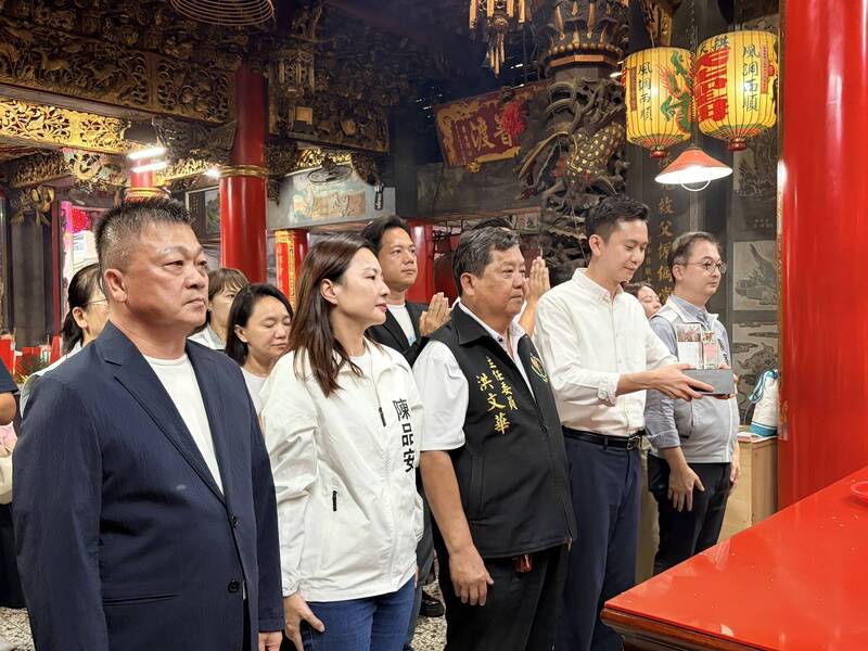 白沙屯媽祖賜福滿周年!竹縣藍綠白參選人停火「同框」還願