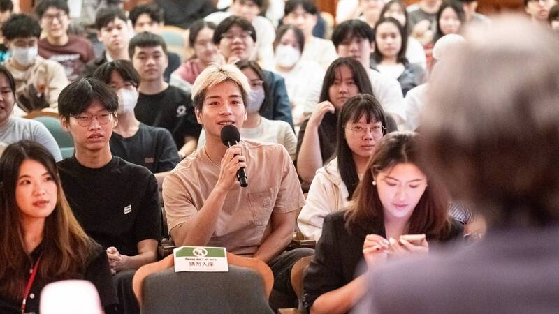 淡江大學學生踴躍提問。(圖由蘇巧慧競辦提供) 淡江大學學生踴躍提問。(圖由蘇巧慧競辦提供)