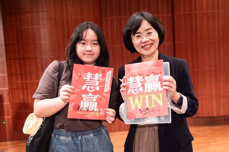 學生舉起牌子為民進黨新北市長參選人蘇巧慧(右)加油。(圖由蘇巧慧競辦提供) 學生舉起牌子為民進黨新北市長參選人蘇巧慧(右)加油。(圖由蘇巧慧競辦提供)
