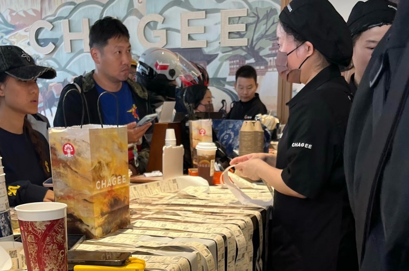 中國「霸王茶姬」買1送1民眾搶翻天! 網嘆店員太可憐