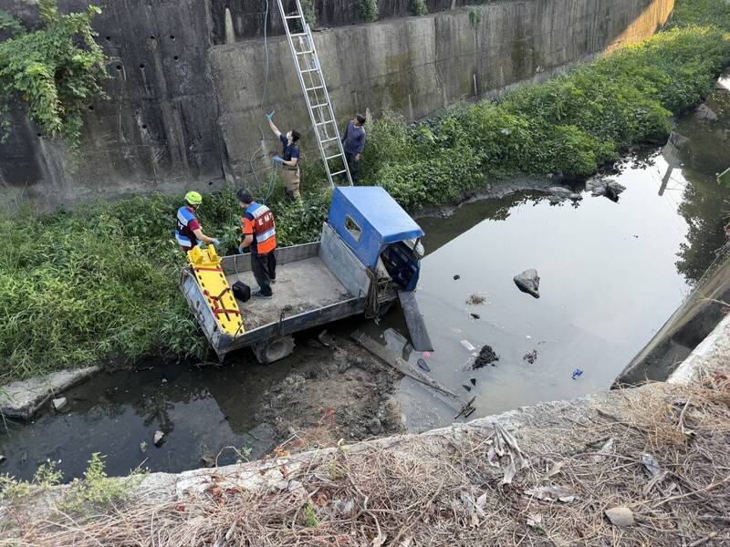 台南農用車突墜排水溝 釀成1死