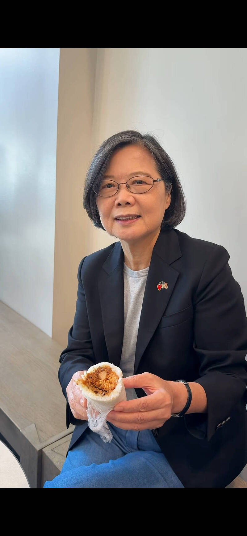 前總統蔡英文搭機前特地買了「暈碳神器」大飯糰好好休息，還說裡面有他喜歡的肉鬆。（圖擷取自蔡英文Threads影片）