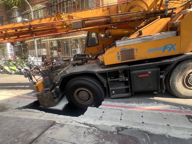 新北中和保健路工地路面踏陷 吊車卡坑洞幸無人傷