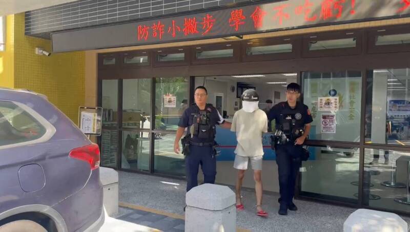 桃園市八德區永忠街1處透天出租套房，11日清晨發生疑似縱火案，警方在附近逮獲林嫌（中）。（記者李容萍翻攝）
