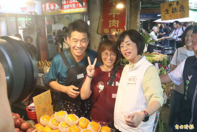 蘇巧慧永和民治市場掃街人氣旺 攤商喊凍蒜、民眾握手合照