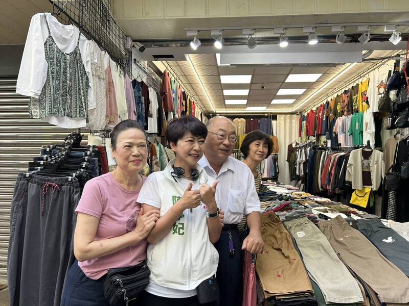重溫童年助選記憶 陳亭妃回出生地東菜市掃街