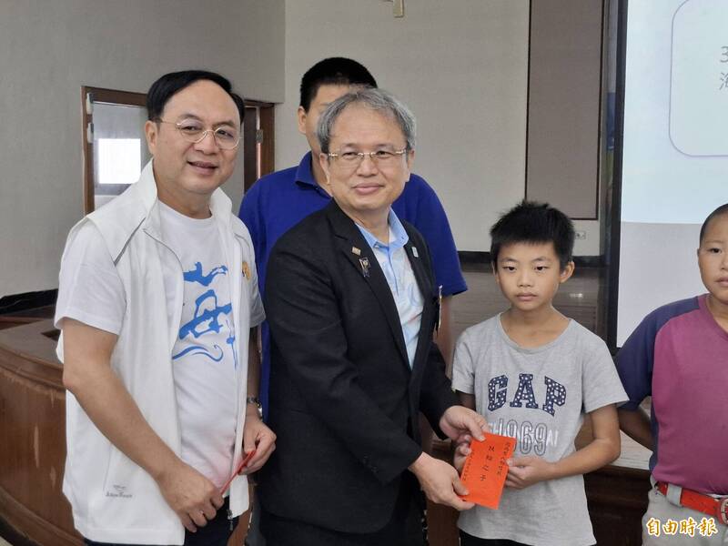 澎湖扶輪之子獎助學金頒發 並分享勵志向上案例