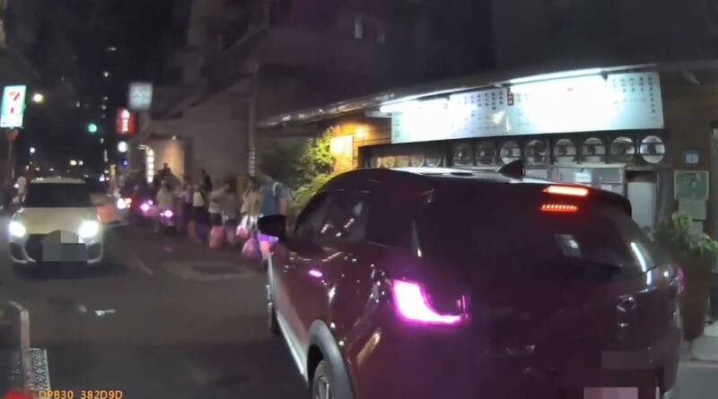 中和窄巷2駕駛會車誰也不肯讓 僵持5分鐘一度交通阻塞