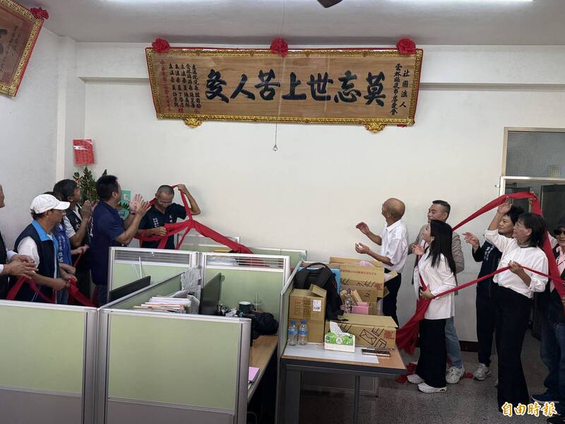 「莫忘世上苦人多」!韓國瑜贈匾感謝慈愛會 創辦人提首位中央貴賓已當總統 盼韓「更上層樓」